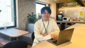 パソコンで作業中の坂本さん