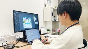 パソコンをしている坂本さん
