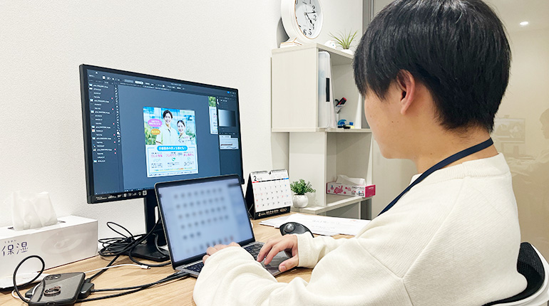パソコンをしている坂本さん