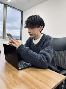 スマホ見る田渕くん