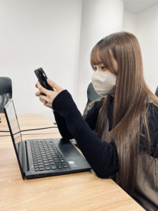 スマホ触ってる蓮見