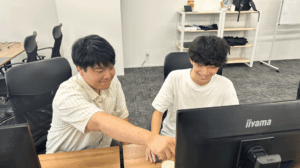 インターン生にアドバイス中