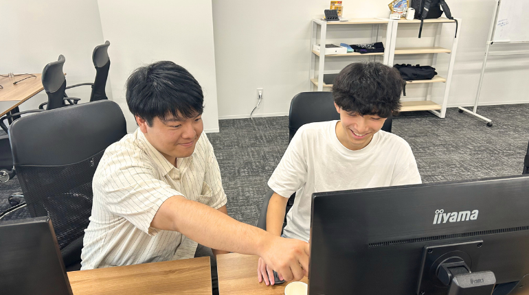 インターン生にアドバイス中